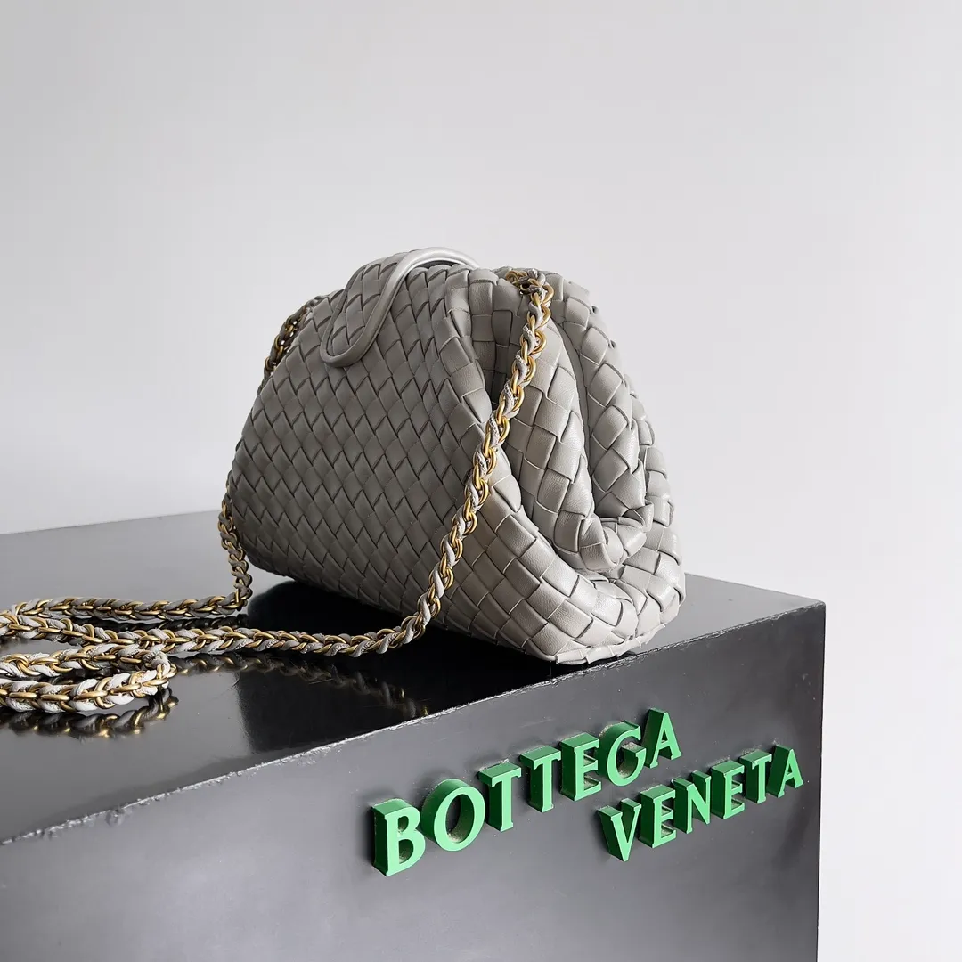 Batch 1880 BOTTEGA VENETA LAUREN 1980 small clutch bag is new! The small size that many people squat on is finally here. The self-adjustable zipper is a highlight of this bag. After being removed, it can be used as a handbag for important occasions. One bag unlocks two carrying methods at the same time. It is practical and has a unique sense of structure and beautiful lines. It is more elegant than a small cloud. It is a tribute to the classics and the pursuit of modernity. Style number: 804038 Size: 27*15*8cm